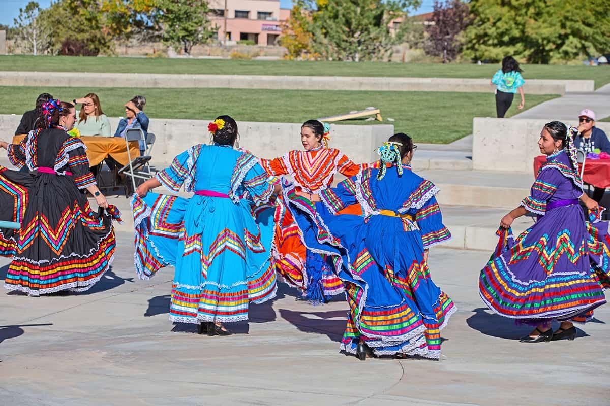 Los bailarines realizan danzas folclóricas tradicionales mexicanas en el evento Fiesta at Sunset en la plaza Learning Commons de San Juan College.